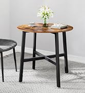 La table est fabriquée à partir d'un bois massif.