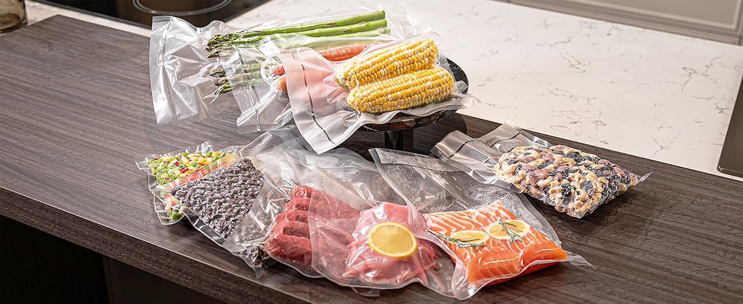 Divers produits alimentaires scellés dans des sacs en plastique transparent, notamment des asperges, du maïs, un mélange de légumes et de la viande, exposés sur un plan