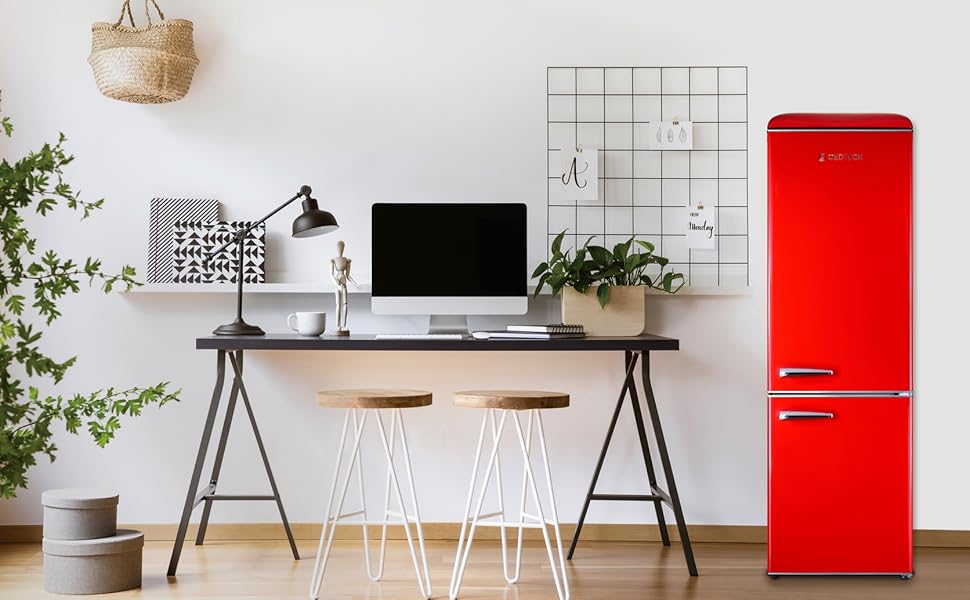 Espace de travail minimaliste moderne avec bureau blanc, chaise en bois et mur décoratif rouge. Les plantes décoratives et l'éclairage naturel créent une atmosphère propre et professionnelle.