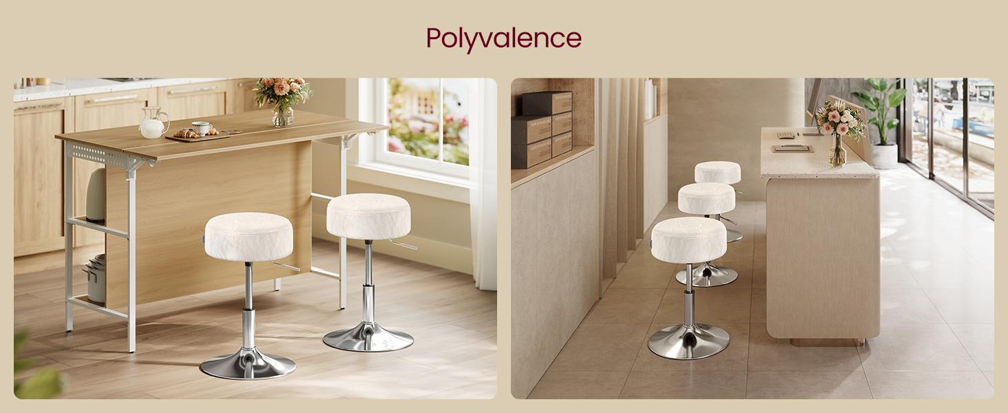 Tabourets de bar réglables modernes avec sièges rembourrés blancs et bases chromées, présentés dans un décor de cuisine avec des comptoirs et des armoires en bois clair