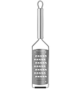Râpe portative en acier inoxydable avec poignée à boucle suspendue, montrant une surface de grille plane sous plusieurs angles.