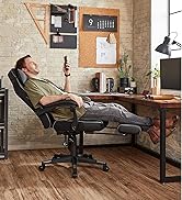 avec repose-pieds pour bureau à domicile, positionnée sur un bureau en bois avec panneau en liège et lampe industrielle montée sur un mur de briques