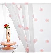 Rose rouge unique dans un vase en verre sur socle cuivré, avec un rideau blanc transparent et des pois roses