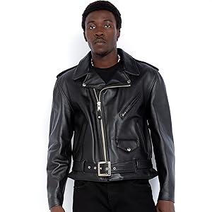 Plusieurs vues d'une veste de style moto en cuir noir, montrant les angles avant, latéraux et arrière de l'écran.