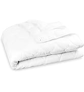 La couette, la couette ou la literie blanches sont bien visibles sur fond blanc.