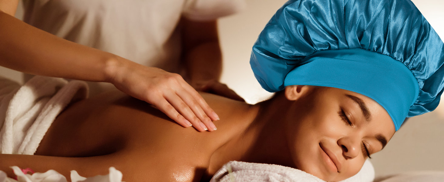 Scène de spa montrant une séance de massothérapie avec un client portant une casquette de protection bleue recevant un soin du dos sur une table de massage.