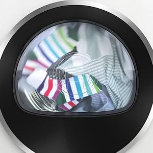 Série d'images montrant des récipients noirs incurvés ou en forme de dôme avec des fenêtres transparentes présentant des chaussettes ou des textiles colorés