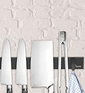 exposé sur un mur blanc texturé, comprenant des couteaux de chef, un couperet et des pinces de cuisine