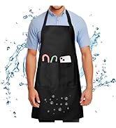 Tablier imperméable noir avec poches contenant des cannes de bonbon et un smartphone. Des gouttelettes d'eau et des éclaboussures entourent le tablier, démontrant ainsi ses propriétés