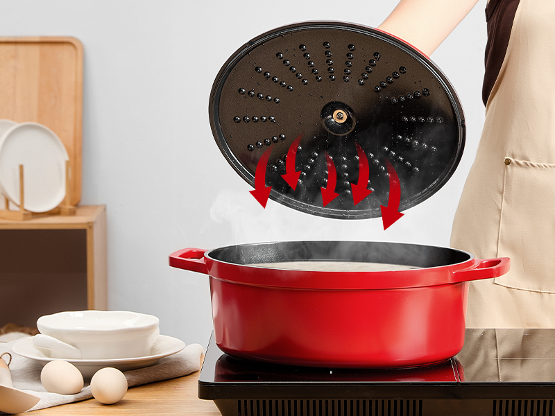 Marmite rouge avec revêtement antiadhésif noir et couvercle du cuiseur à vapeur illustré sous plusieurs angles. Le produit présente des capacités de cuisson à la vapeur avec des œufs visibles dans un seul cadre.