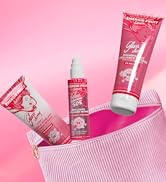 Collection de produits de beauté ou de soins de la peau de couleur rose présentés sur fond rose, y compris des bouteilles et des contenants de différentes tailles.