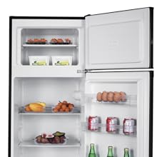 Ensemble réfrigérateur-congélateur ouvert montrant des étagères intérieures remplies de divers produits alimentaires et boissons. Compartiment congélateur en haut, réfrigérateur en bas.