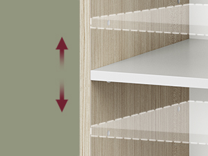 Gros plan d'un système d'étagères ajustables. Les étagères blanches contrastent avec les supports verticaux en bois clair. Une flèche rouge indique le réglage vertical