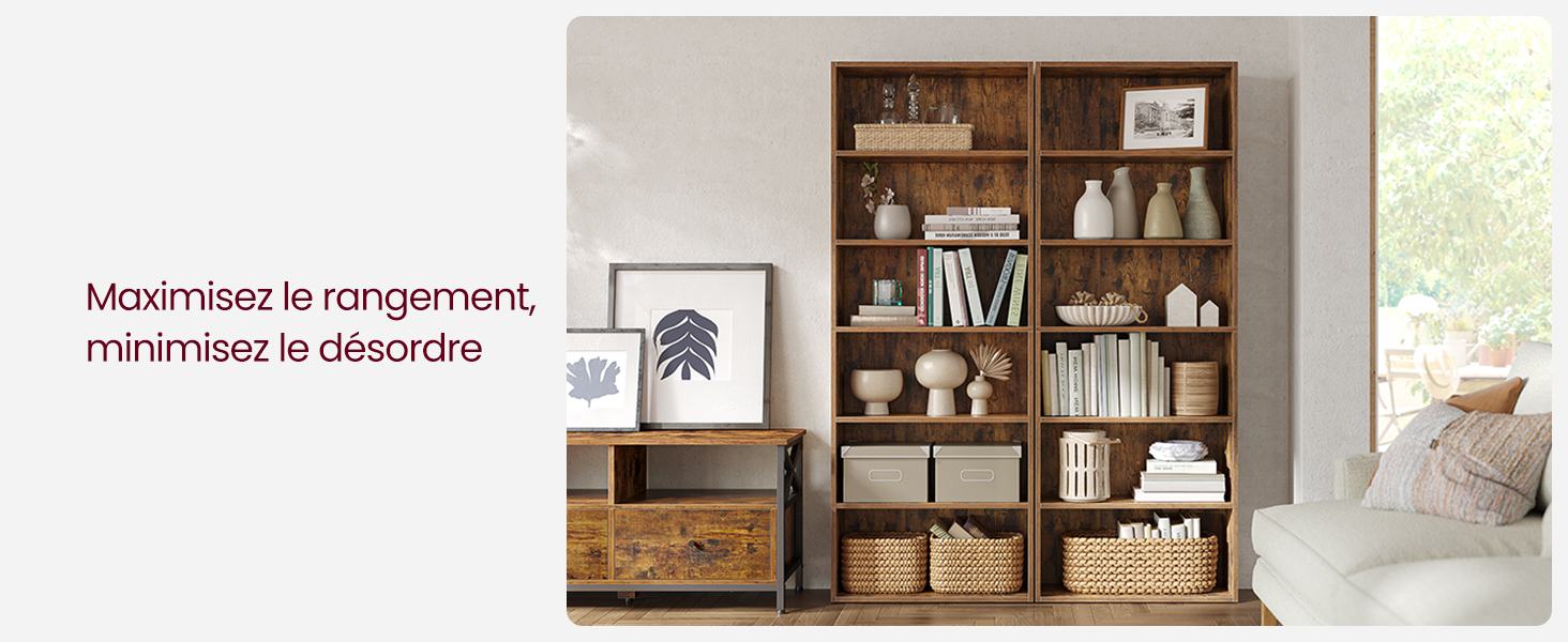 Étagère en bois à plusieurs compartiments présentant des livres, des objets de décoration et des tiroirs de rangement dans un cadre domestique