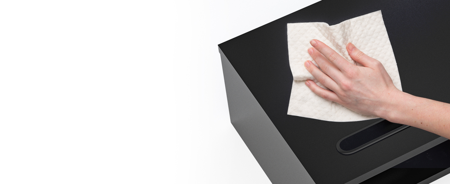 une main tenant une serviette devant une boîte noire.