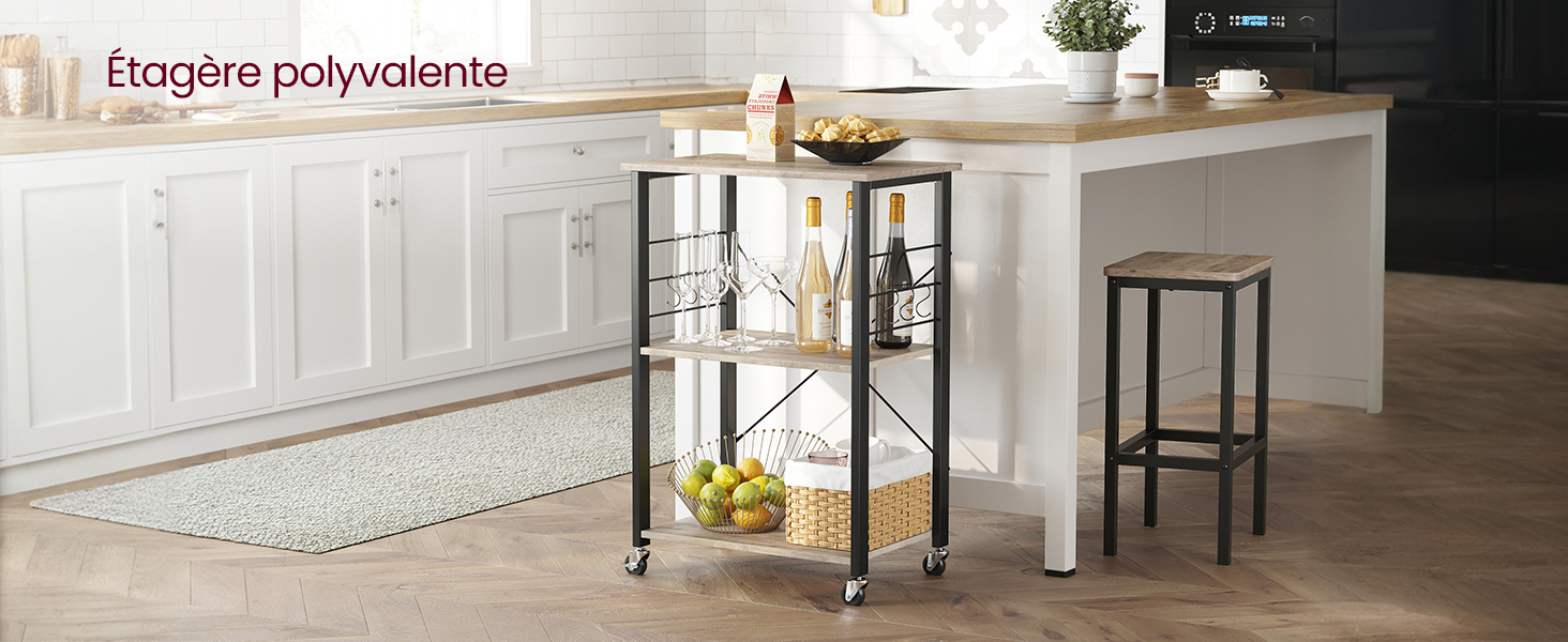 Îlot de cuisine blanc avec plateau et étagère inférieure en bois. Deux tabourets de bar visibles, correspondant au style de l'île