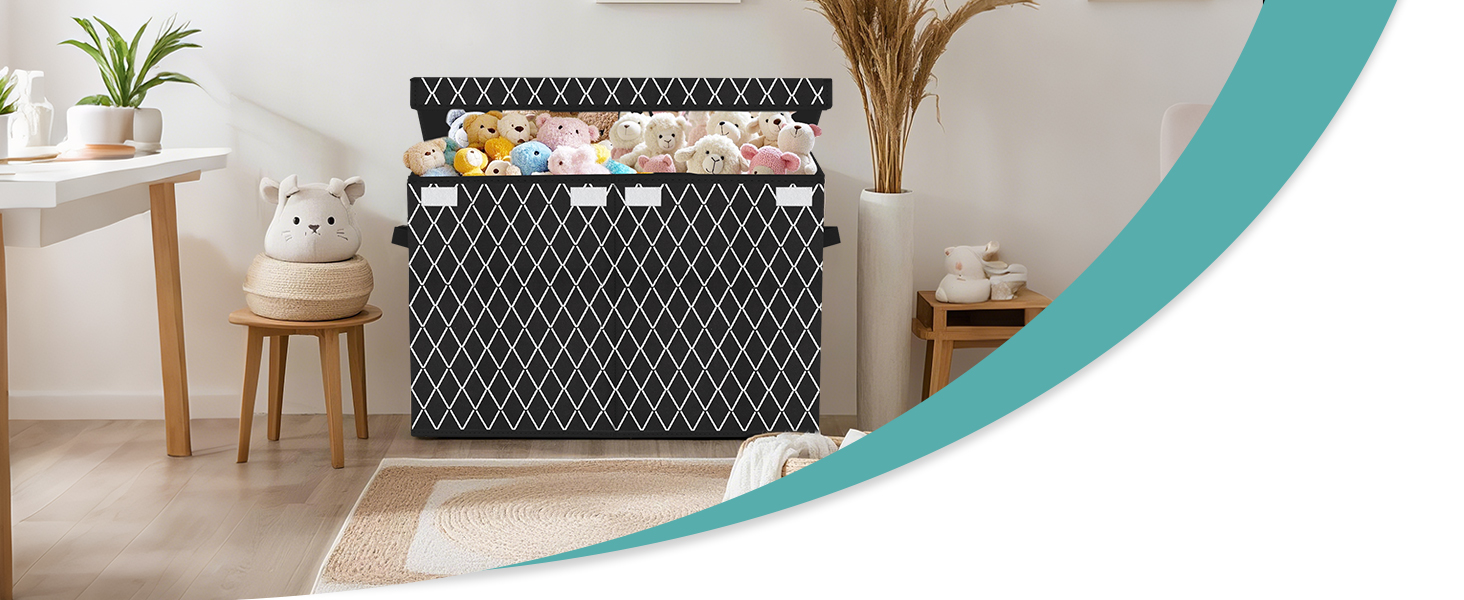 à motif losange noir et blanc avec panneau supérieur fleuri. Trois tiroirs visibles. Objets décoratifs sur le dessus et les environs, y compris une plante, un tabouret avec un animal en peluche et un panier tressé