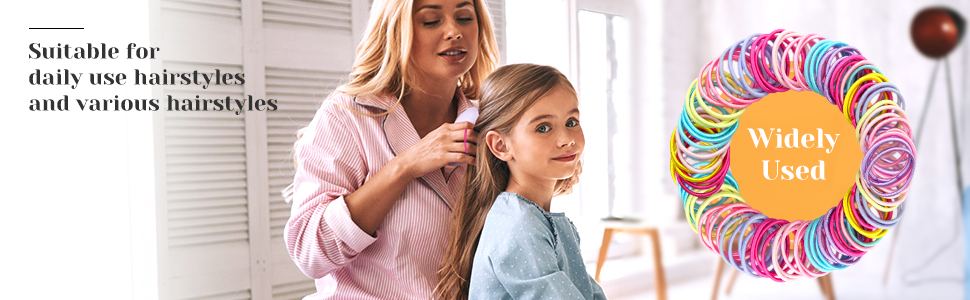 une mère peigne les cheveux de sa fille avec un peigne