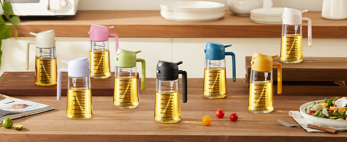 Rangée de verres à liqueur jaunes ou de petites tasses à mesurer disposées sur une surface en bois avec des objets rouges à proximité.