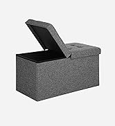 un pouf gris avec un coussin noir.