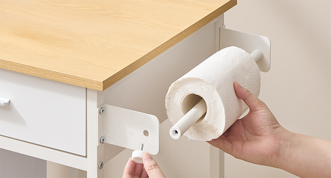 Séquence d'assemblage montrant des supports de montage en plastique blanc installés sur un meuble en bois ou une surface d'étagère.