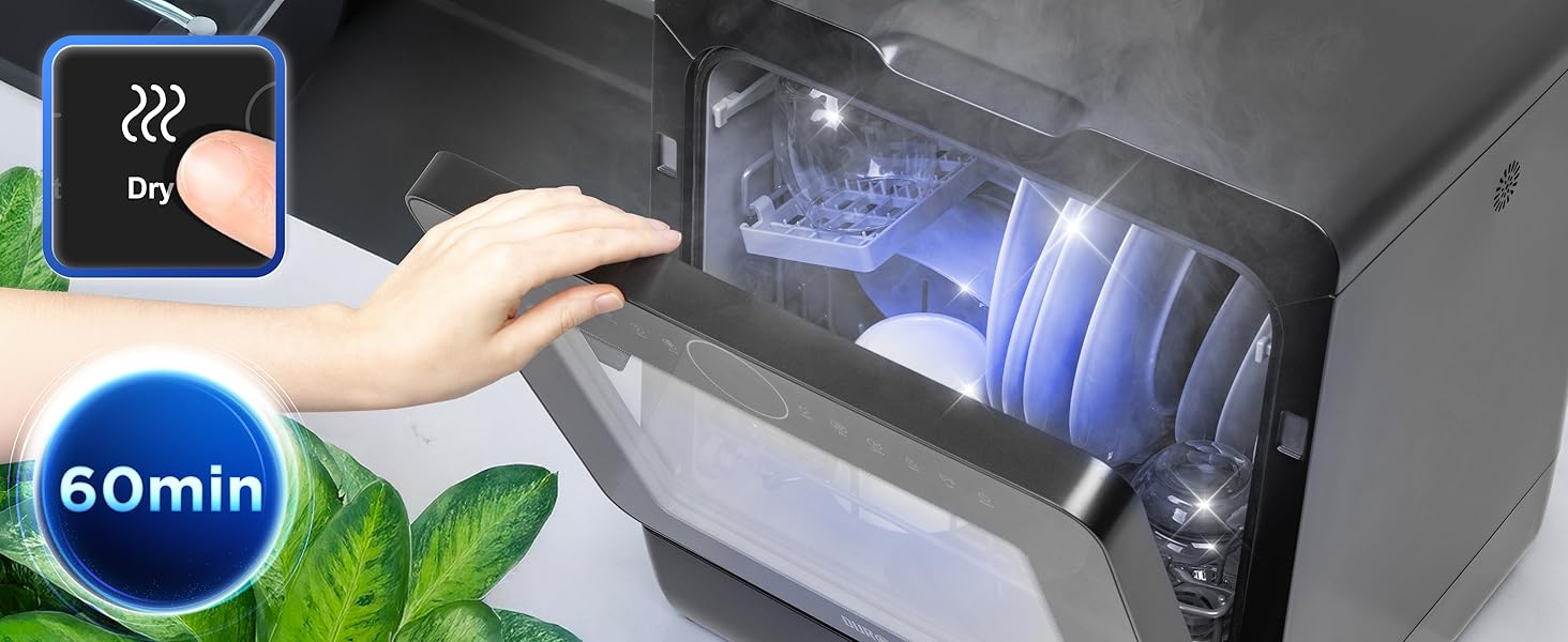 une main ouvre un lave-vaisselle.