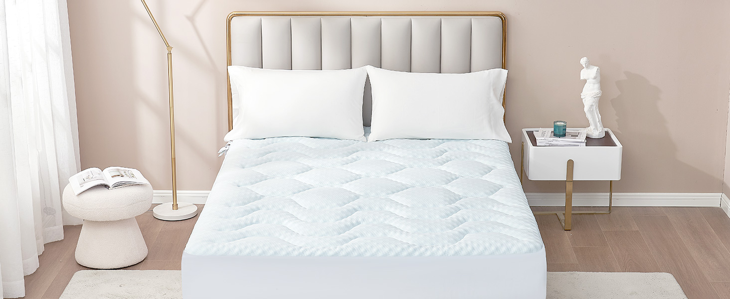 Scène intérieure de chambre à coucher montrant une literie blanche sur un lit fait avec des murs aux tons neutres et un décor minimal.