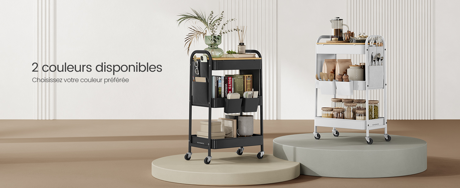 Deux chariots utilitaires roulants présentés dans des finitions en noir et blanc, comportant plusieurs niveaux de rangement, disposés sur des plates-formes circulaires