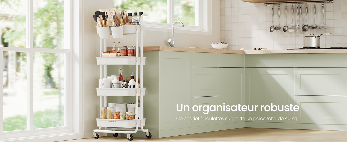 Étagère ou organiseur de rangement blanc à plusieurs niveaux présenté dans un décor de cuisine clair et propre avec des accents de bois clair.