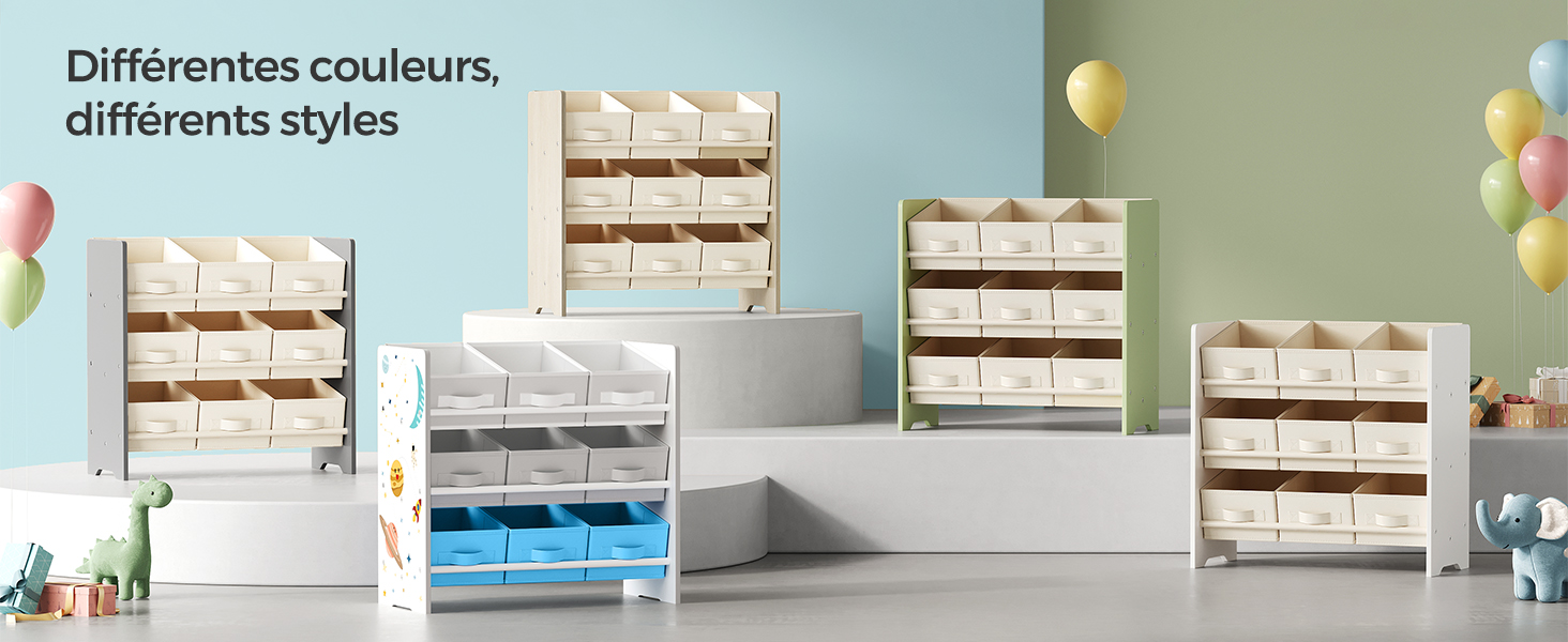 Collection de meubles de rangement pour jouets en bois avec plusieurs bacs en tissu de différentes couleurs, disposés sur des plateformes d'affichage blanches sur des fonds colorés avec des ballons.