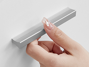 Tenez à la main une élégante barre de montage ou un support en aluminium argenté sur fond gris clair.