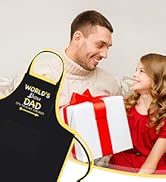 Moment émouvant montrant la présentation d'un cadeau avec un cadeau emballé avec un nœud rouge. Cadre intérieur candide avec des expressions de joie et de surprise.