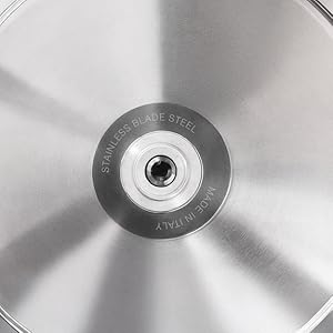 Gros plan du centre du disque compact montrant un anneau de moyeu métallique et une surface réfléchissante intérieure.