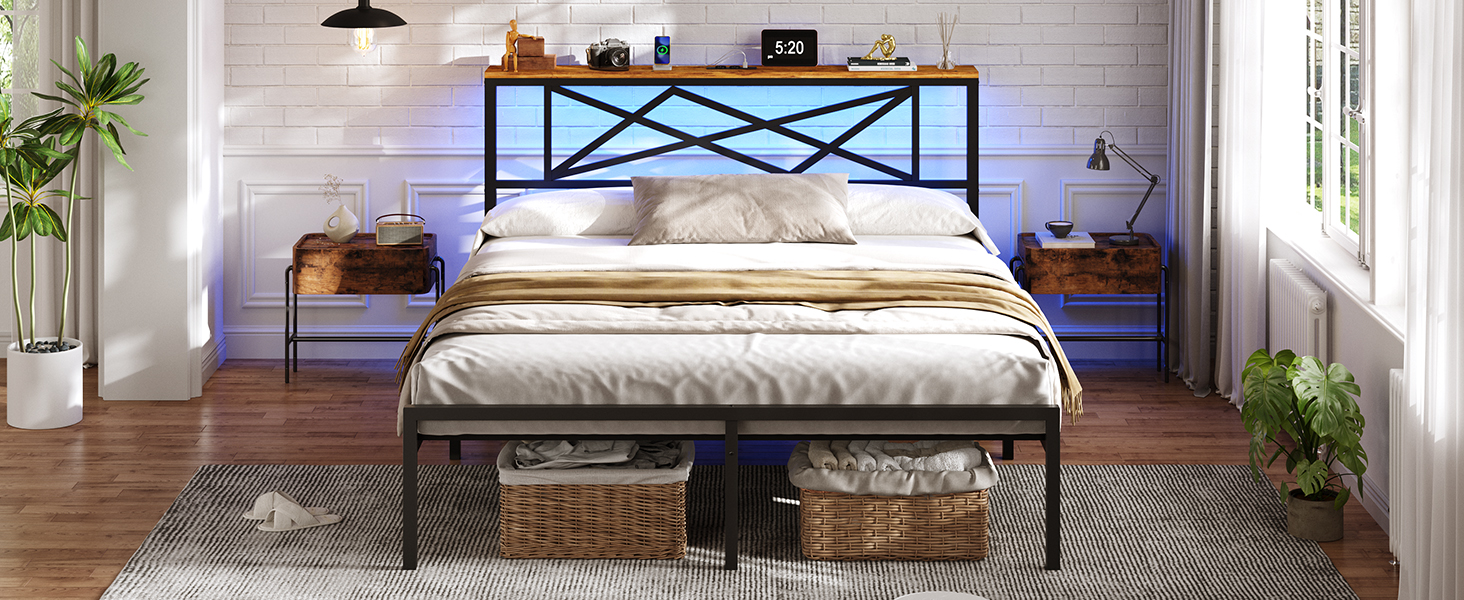 Cadre de lit moderne de style industriel avec tête de lit géométrique, flanqué de tables de chevet dans une chambre lumineuse avec parquet