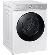 Machine à laver blanche à chargement frontal avec panneau de commande argenté et grande fenêtre circulaire foncée.