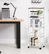 avec cadre en métal blanc et plateau en bois. Comprend des paniers en filet pour le rangement, les livres, les plantes et les fournitures de bureau. Placé à côté d'un bureau avec lampe.