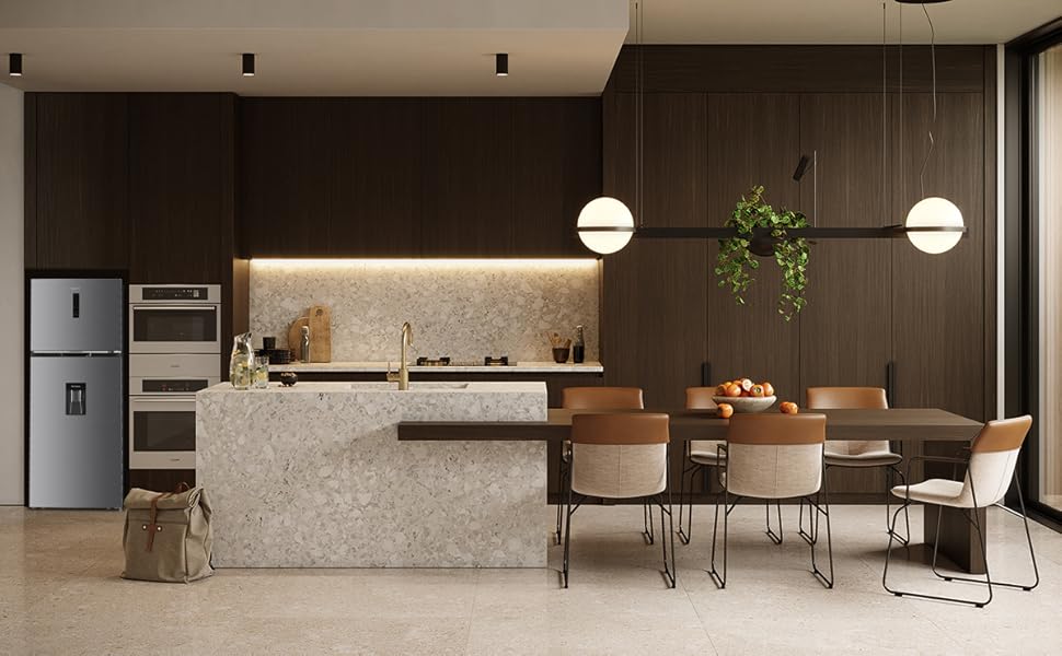 Cuisine et salle à manger modernes à aire ouverte avec sol en béton, îlot en marbre, table à manger en bois et éclairage suspendu. Elle présente des murs sombres et un design minimaliste.