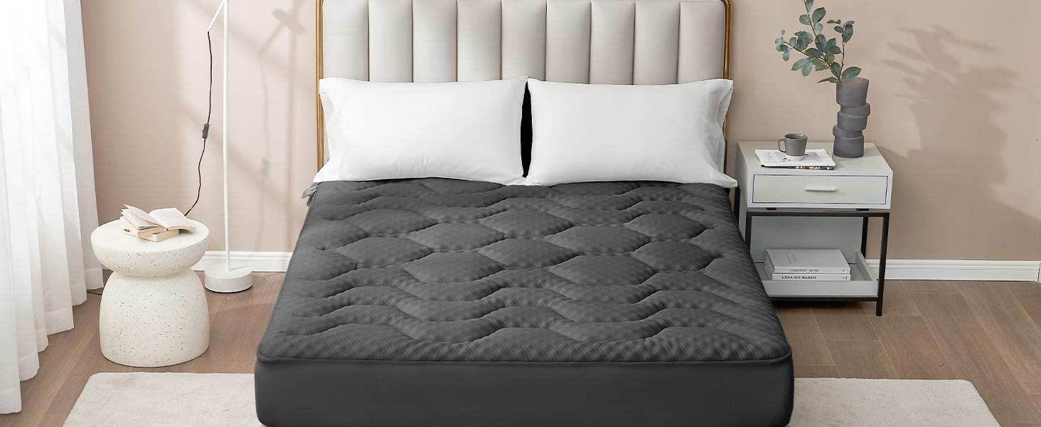 Pouf capitonné gris ou banc de rangement présenté à la maison, avec des piliers blancs et un décor visibles en arrière-plan.