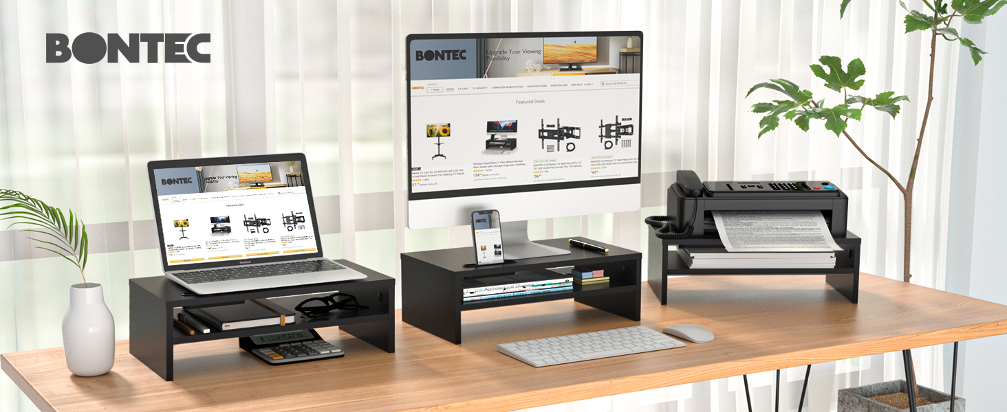 un bureau avec un ordinateur portable, un clavier, une souris et un écran.