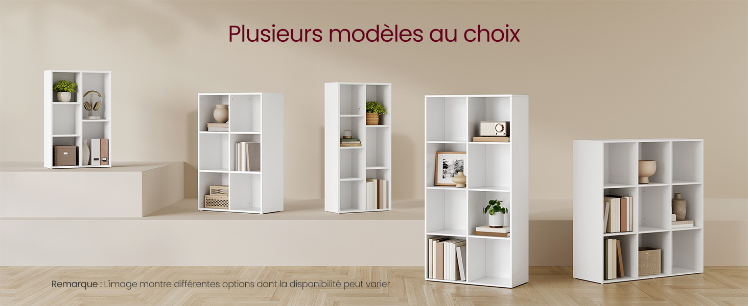 une bibliothèque blanche avec des livres et des plantes dessus