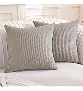 Coussins gris clair à motif à chevrons disposés sur une surface blanche. Plusieurs vues montrant un tissu texturé et des lignes épurées.