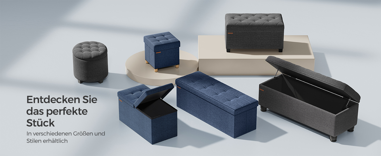 Collection de poufs et de bancs de rangement aux couleurs gris, bleu et noir, présentés sur des plateformes beiges sur fond gris