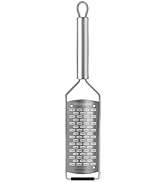 Série de râpes ou de passoires cylindriques en métal argenté à surfaces perforées, représentées sous différents angles.