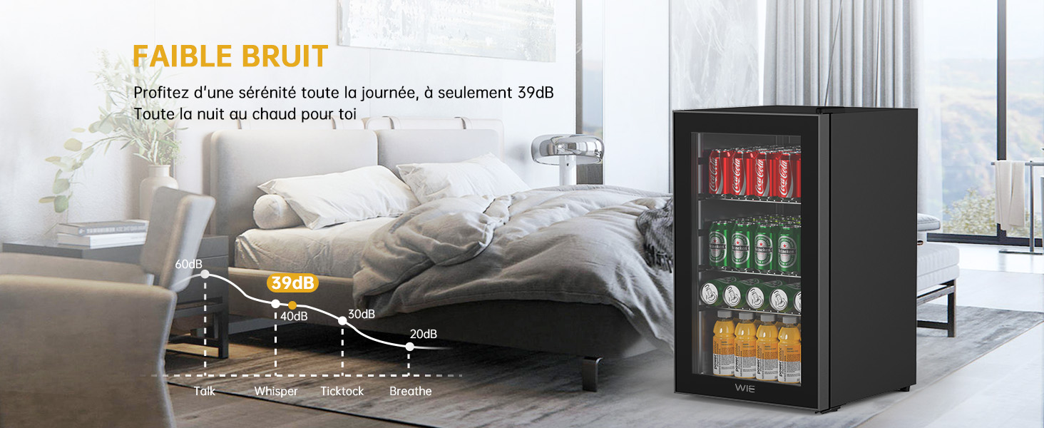 avec porte vitrée, présentant un assortiment de boissons. Extérieur noir, design autoportant. Montré dans le cadre d'une chambre à coucher, mettant l'accent sur un fonctionnement silencieux.