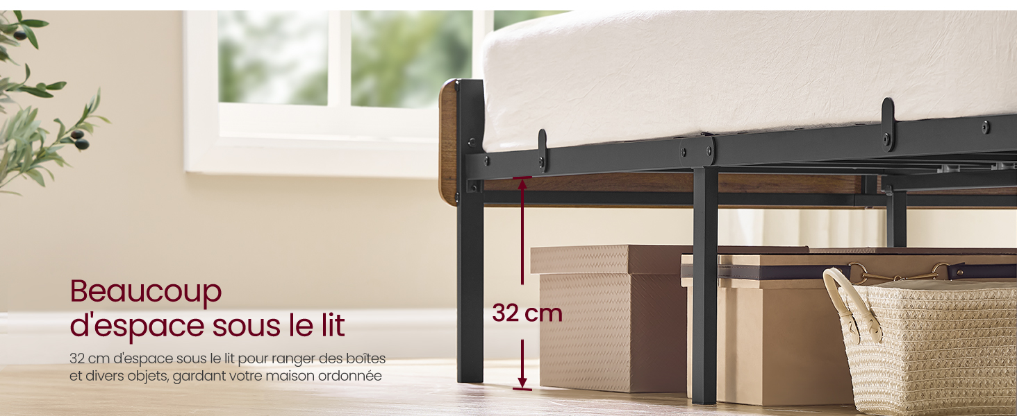 Série de photos de produits montrant des articles d'intérieur de la marque « Space co.jp », notamment des meubles et des objets de décoration de couleur claire dans un style minimaliste.