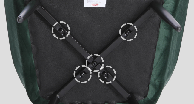 Gros plan de l'intérieur d'un sac à dos de couleur foncée, montrant un système de bretelles en forme de X avec cinq points d'attache circulaires