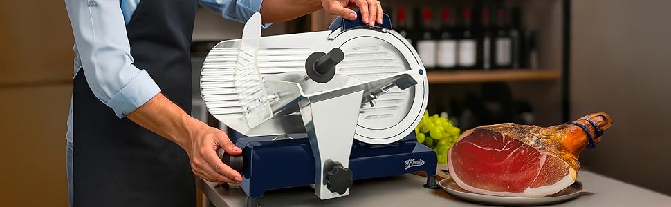 Série d'images montrant le processus de préparation des aliments à la main en utilisant du matériel de cuisine pour trancher ou préparer ce qui semble être un plat ou une tarte de couleur rouge.