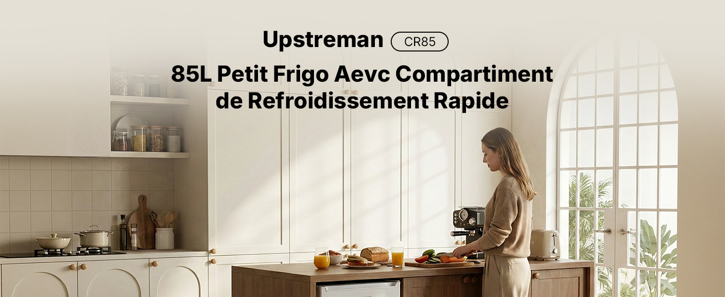Le texte indique « Upstirenshi 85L Petit frigo avec compartiment de refroidissement rapide ». Vue intérieure d'un espace cuisine moderne et lumineux avec appareils électroménagers.
