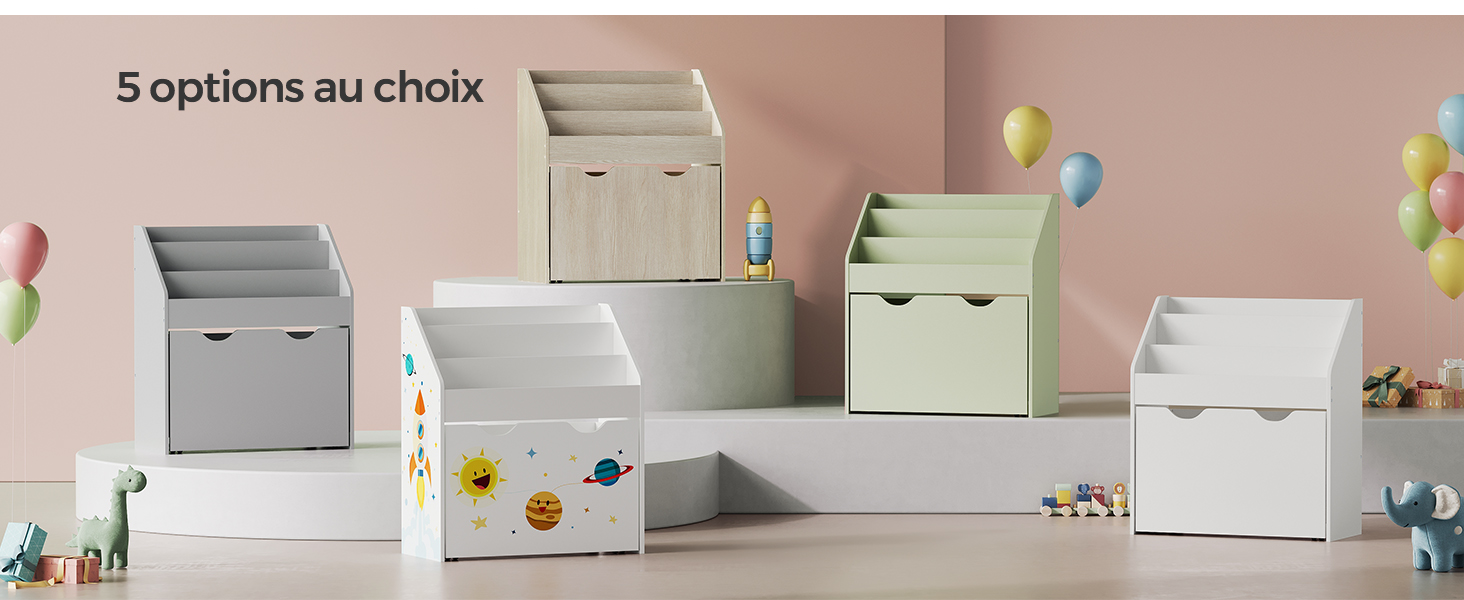 Cinq boîtes de rangement pour jouets en bois de différentes tailles et couleurs, disposées sur des socles blancs sur fond rose. Éléments décoratifs visibles.