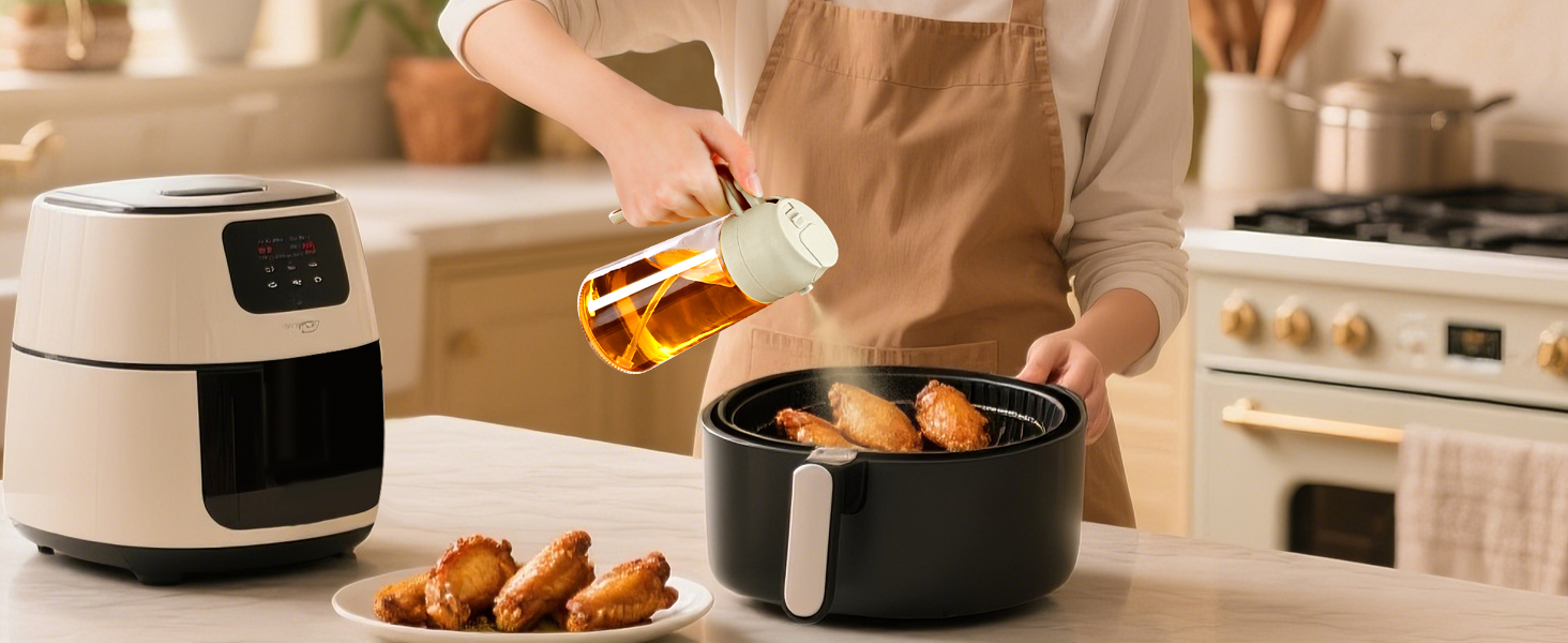 dans la cuisine avec une personne versant de l'huile sur des ailes de poulet dans un panier amovible. Appareil blanc avec affichage numérique visible sur le comptoir